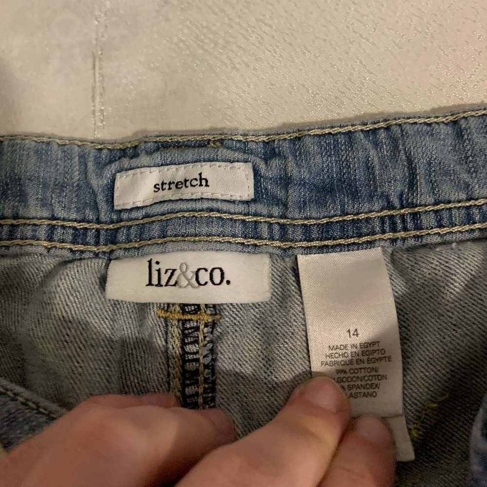 Vintage Up-Cycled Light Wash Women’s Capris Jeans with Patch Details - Picture 6 of 11